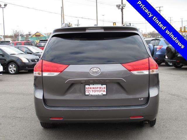 Toyota Sienna 2011 photo 3