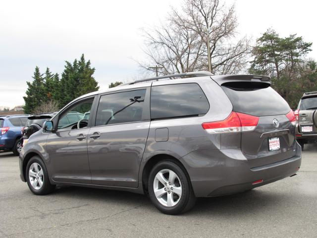 Toyota Sienna 2011 photo 4