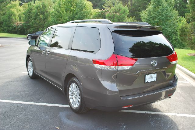 Toyota Sienna 2011 photo 1