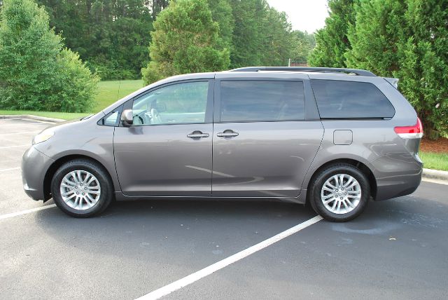 Toyota Sienna 2011 photo 2