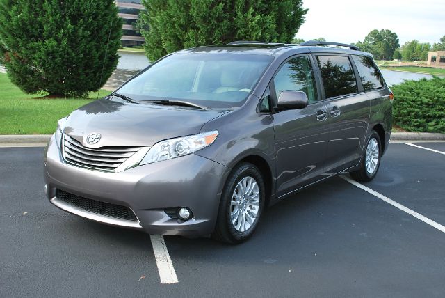 Toyota Sienna 2011 photo 3