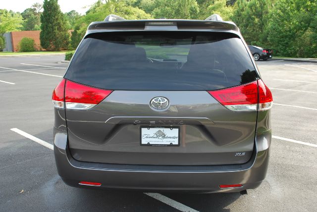 Toyota Sienna 2011 photo 4