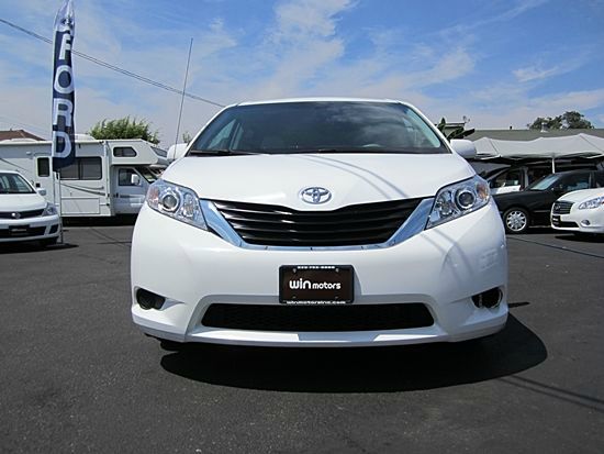 Toyota Sienna 2011 photo 1