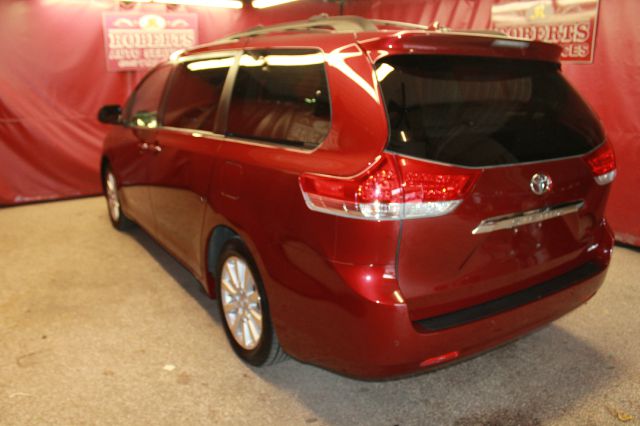 Toyota Sienna 2011 photo 3