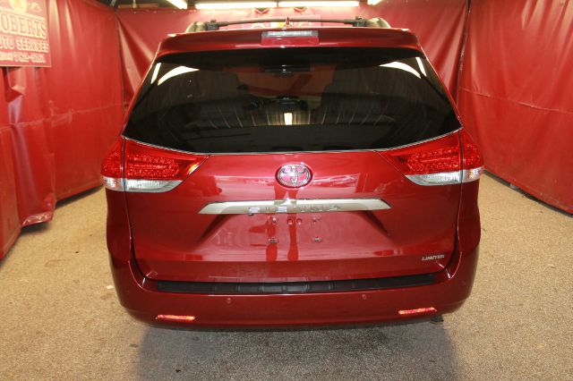 Toyota Sienna 2011 photo 4