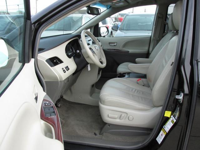 Toyota Sienna 2011 photo 2