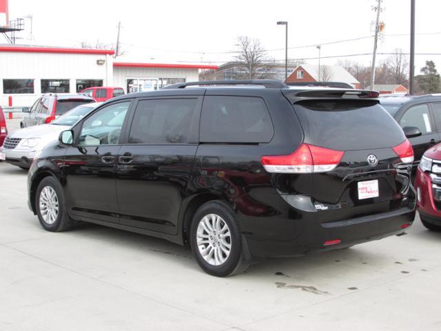 Toyota Sienna 2011 photo 3