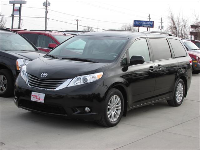 Toyota Sienna 2011 photo 4