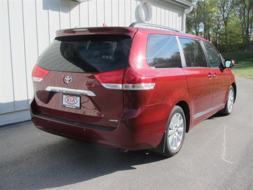 Toyota Sienna 2011 photo 2