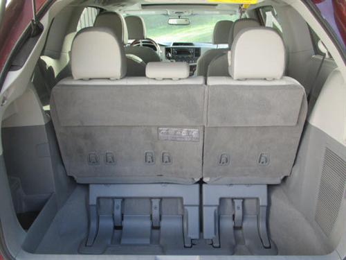 Toyota Sienna 2011 photo 4