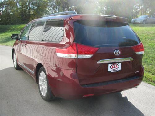 Toyota Sienna 2011 photo 5