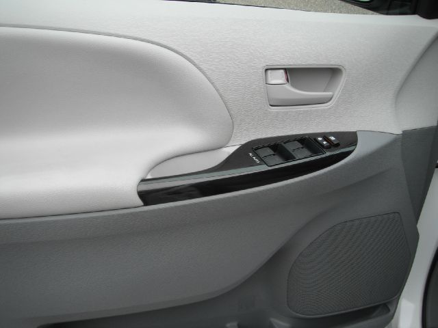 Toyota Sienna 2012 photo 11