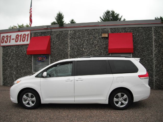 Toyota Sienna 2012 photo 12