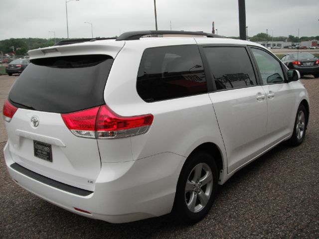 Toyota Sienna 2012 photo 14