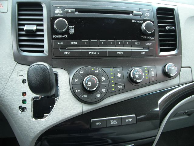 Toyota Sienna 2012 photo 5