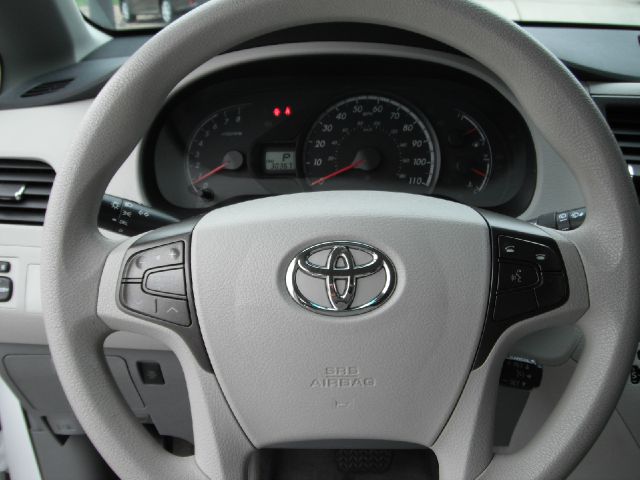 Toyota Sienna 2012 photo 7