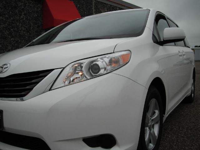 Toyota Sienna 2012 photo 9