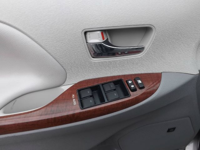 Toyota Sienna 2012 photo 12