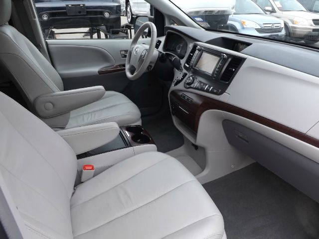 Toyota Sienna 2012 photo 16