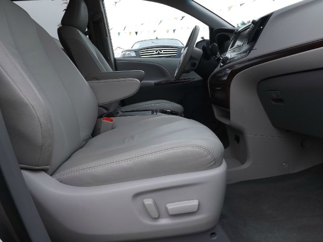 Toyota Sienna 2012 photo 17