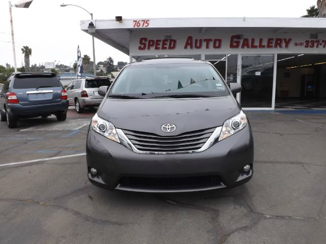 Toyota Sienna 2012 photo 19