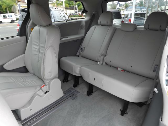 Toyota Sienna 2012 photo 20