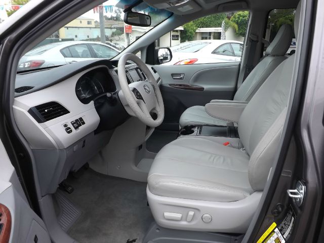 Toyota Sienna 2012 photo 21