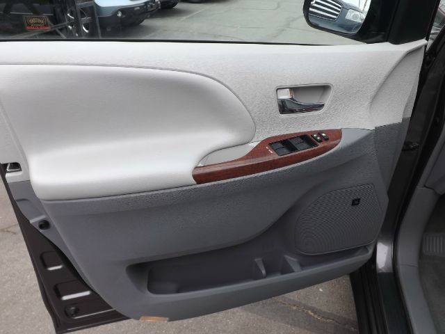 Toyota Sienna 2012 photo 23