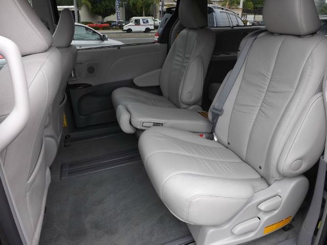 Toyota Sienna 2012 photo 26