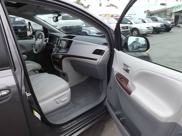 Toyota Sienna 2012 photo 6