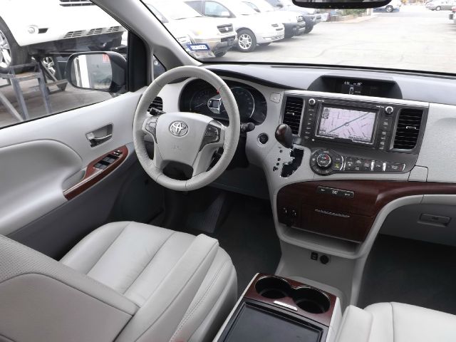 Toyota Sienna 2012 photo 8