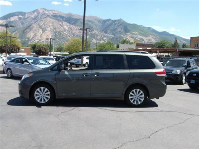 Toyota Sienna 2012 photo 2