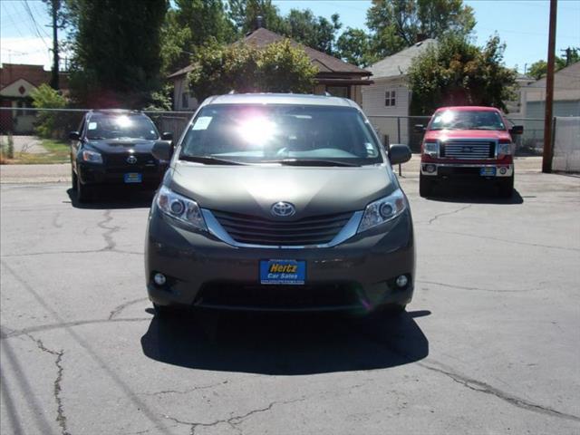 Toyota Sienna 2012 photo 3