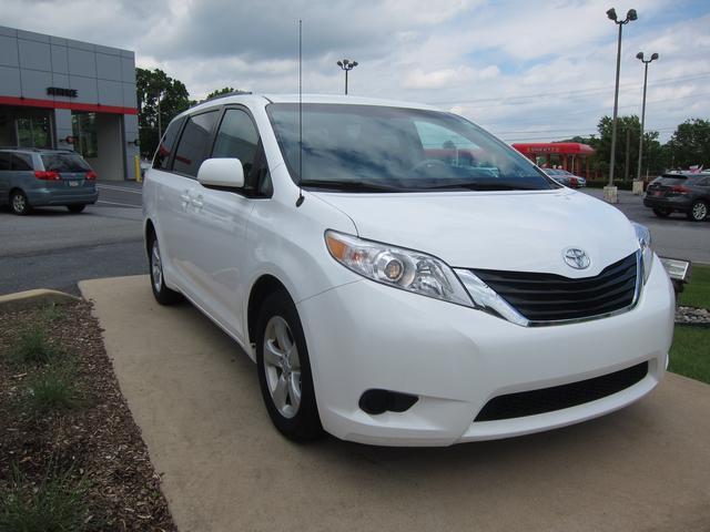 Toyota Sienna 2012 photo 1