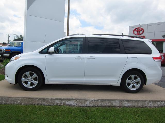 Toyota Sienna 2012 photo 2