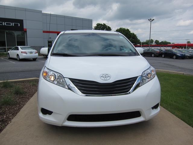 Toyota Sienna 2012 photo 3