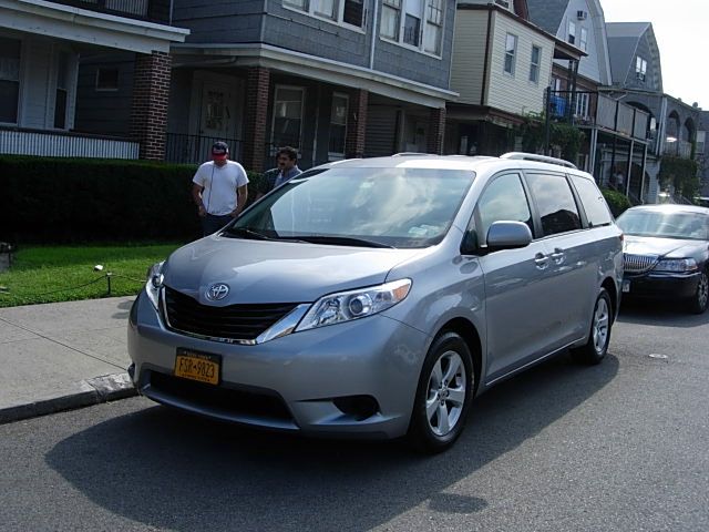 Toyota Sienna 2012 photo 1