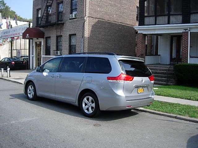 Toyota Sienna 2012 photo 4