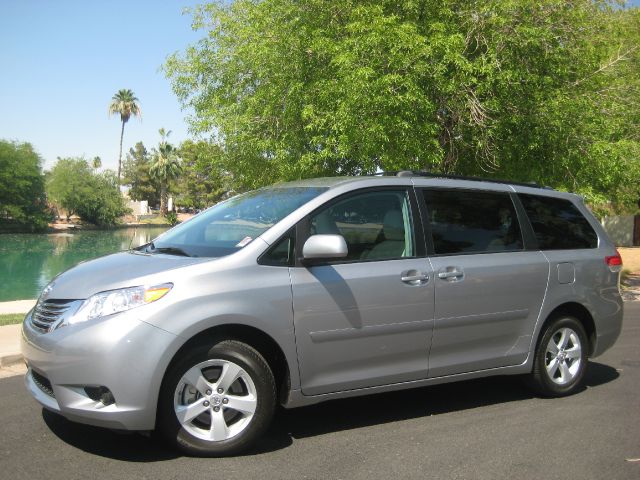 Toyota Sienna 2012 photo 1