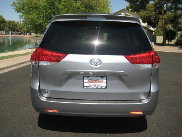 Toyota Sienna 2012 photo 10