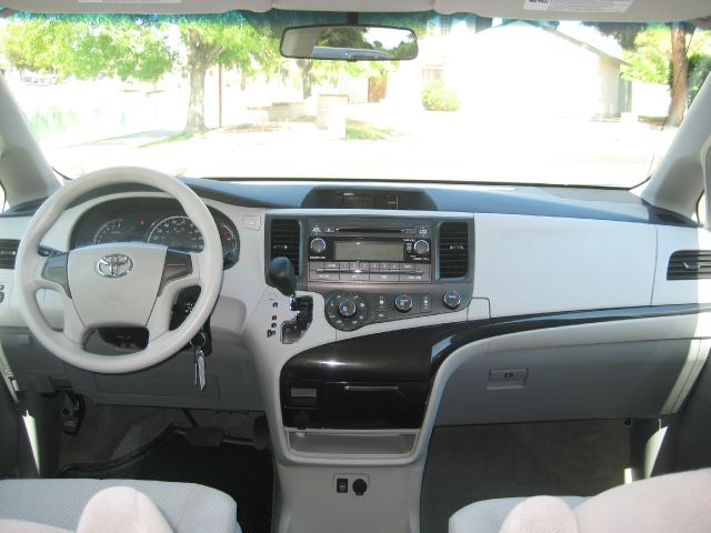 Toyota Sienna 2012 photo 2