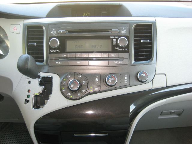 Toyota Sienna 2012 photo 4