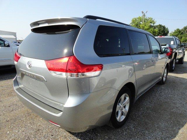 Toyota Sienna 2012 photo 3