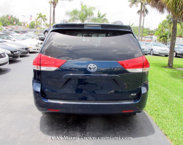 Toyota Sienna 2012 photo 2