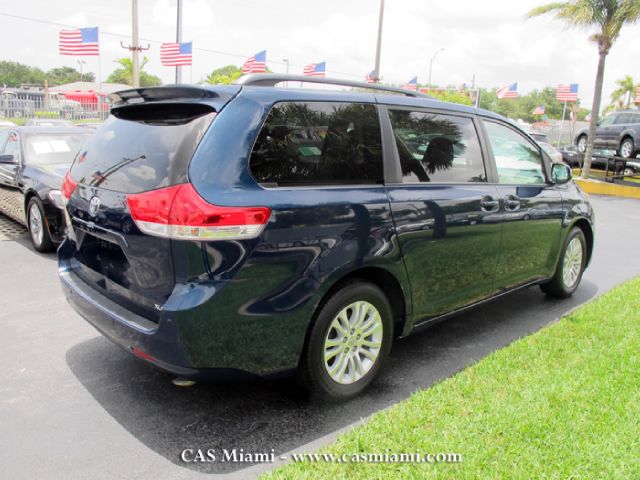 Toyota Sienna 2012 photo 4