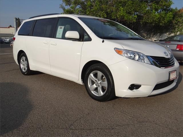 Toyota Sienna 2012 photo 2