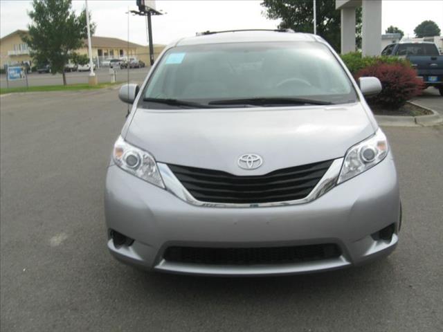 Toyota Sienna 2012 photo 2