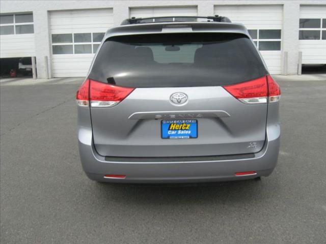 Toyota Sienna 2012 photo 3