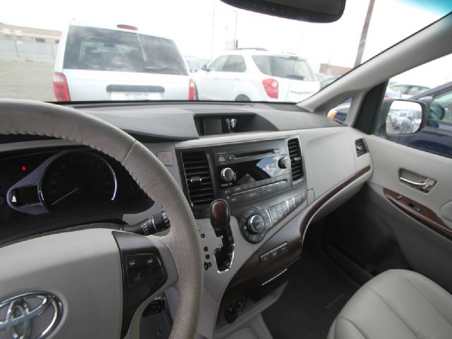 Toyota Sienna 2012 photo 1