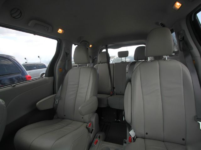 Toyota Sienna 2012 photo 2